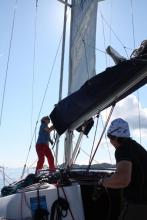 Frauen, die gemeinsam ein Schiff steuern