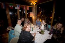 Am Abend beim gemeinsamen Feiern