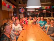 Seglerinnen beim abendlichen Feiern