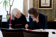 Jutta und Johanna bei ersten Übergabegesprächen der Rechnungsprüferin